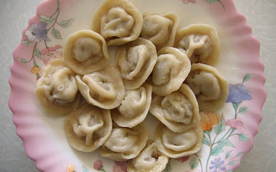 A plate of freshly boiled pelmeni